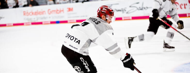 7 Great Half Ice Hockey Drills for Forwards You Must Try Out!